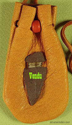 détail de la pointe de flèche en pierre taillé ornant ce medicine bag amérindien en cuir d'elan jaune