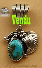 Pendentif Navajo en argent avec turquoise Kingman Mine ornée d'une plume d'argent et de gouttes d'eau, bijou ethnique créé par un indien d'amérique