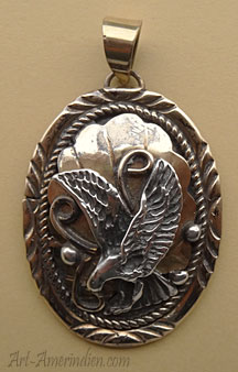 Pendentif Navajo en argent représentant un aigle en vol sur fond doré