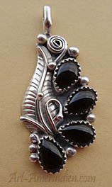 Pendentif amérindien Navajo en argent et 4 onyx serties, orné de symboles amérindiens south western.