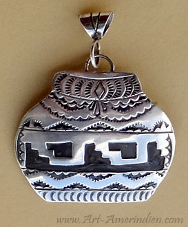 Pendentif Navajo en forme de poterie en argent massif ornée de symboles Amérindiens