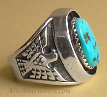 Chevaliere amérindienne Navajo en argent avec turquoise bleue sertie et aigle symbole sur les flancs