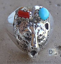 Bague chevalière Navajo représente une tête d'ours ornée d'une turquoise et d'un corail