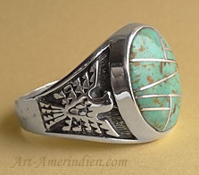 Chevalière Navajo en argent orné d'une mosaïque de turquoises vertes et d'un aigle symbole sur les flancs