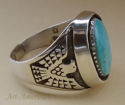 chevaliere Navajo en argent ornée d'une turquoise ovale et d'un aigle sur les flancs