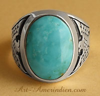 Bague chevalière amérindienne navajo ornée de l'aigle américain et d'une turquoise. Ce bijou amérindien Navajo est en argent massif sterling silver