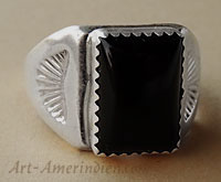 Bague chevalière Navajo en argent avec Onyx noire rectangulaire, symbole coiffe de plumes