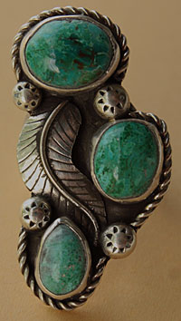 Bague ethnique Navajo longue, en argent avec 3 turquoises, une plume d'argent, symboles tribaux corde et soleil