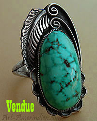 Bague ethnique navajo en turquoise et argent, ce bijou amérindien porte le symbole tribal de la plume d'aigle.