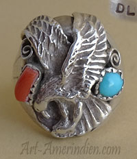 Bague chevalière amérindienne Navajo ornée d'un aigle argent, d'une turquoise et corail