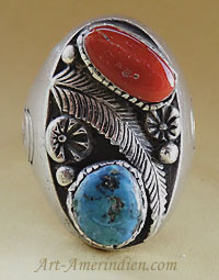 Chevalière Navajo en argent, décor plume d'aigle, turquoise morenci, corail