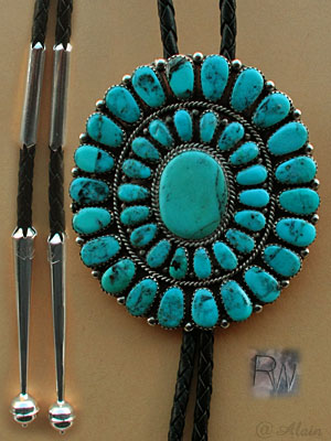 Bijou amérindien Navajo signé, ce Bolo tie fabriqué par un Indien d'Amérique est en argent avec 41 turquoises serties