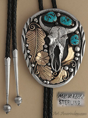 Bijou ethnique Navajo haut de gamme, ce bolo tie amérindien en argent représente un crane orné de plumes d'aigle, coquilles, fleur de cactus