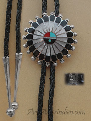 Bijou ethnique Zuni, ce Bolo Tie amérindien, ou cravate américaine, est en argent et mosaïque de pierres représentant la face de soleil.