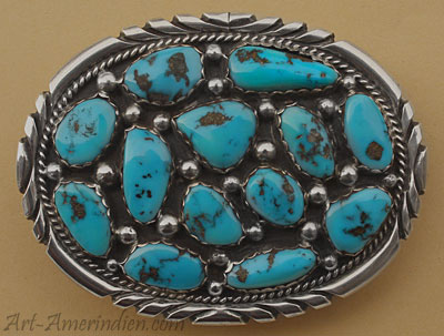 Boucle de ceinture américaine, ce bijou amérindien en argent et turquoises est signé par l'artiste Navajo Tommy Moore