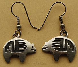 Boucles d'oreilles Navajo, bijou amérindien en argent massif représentant un Ours orné du symbole patte d'ours