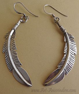 Boucles d'oreilles Navajo représentent 2 plumes d'aigles en argent