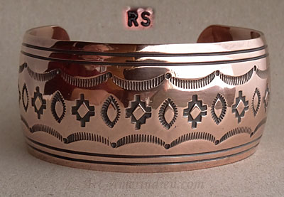 Bracelet amerindien Navajo cuivre orné de motifs ethniques indiens