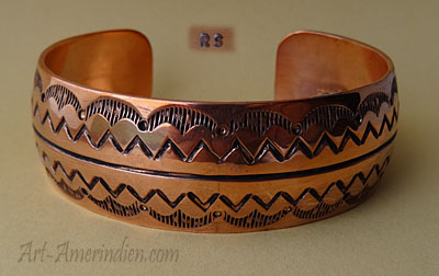 bracelet amérindien en cuivre massif orné de symboles ethniques navajos