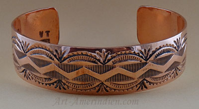 Bracelet amerindien Navajo en cuivre massif, bijou ethnique orné de nombreux symboles tribaux