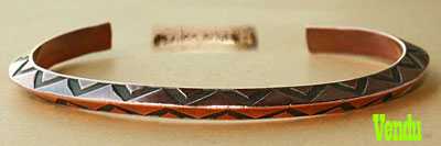 Bracelet ethnique Navajo en cuivre épais, bijou ancien orné de symboles tribaux