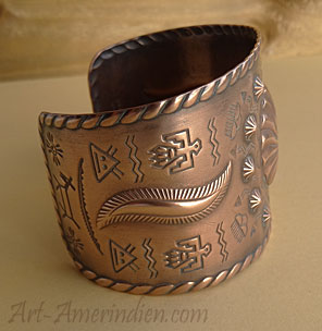 Bracelet large en cuivre vintage, orné de nombreux symboles amérindiens Navajo