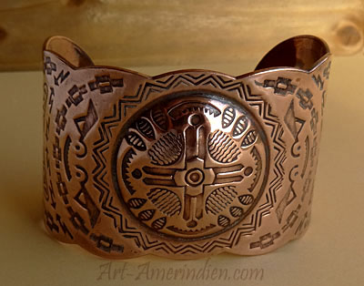 Bracelet amérindien Navajo ancien en cuivre orné de symboles ethniques indiens d'Amérique
