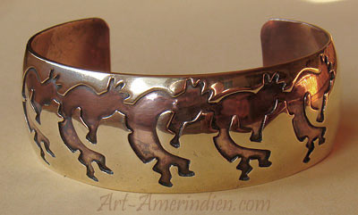 Bijou amérindien en or massif et cuivre, ce bracelettribal est orné de 5 kokopelli dancer en Or