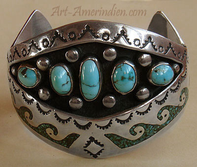 Bijou amérindien authentique, ce bracelet Navajo est en argent massif 0.925 et turquoises authentiques de l'Arizona