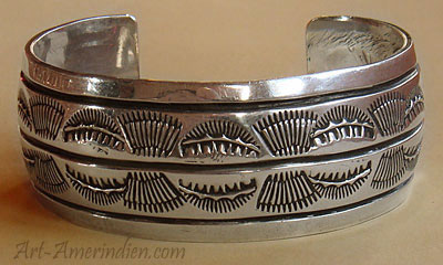 Ce bracelet amerindien Navajo décoré de symboles ethniques est un bijou amérindien de collection en Argent massif.
