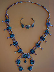 Bijou tribal Navajo de légende: le fameux collier squash blossom navajo