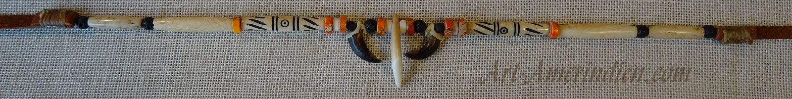 Collier ras de cou ou choker indien en perles d'os et de pierres semi-précieuses oranges, orné d'une dent de Coyote et de 2 griffes, lacet en cuir.