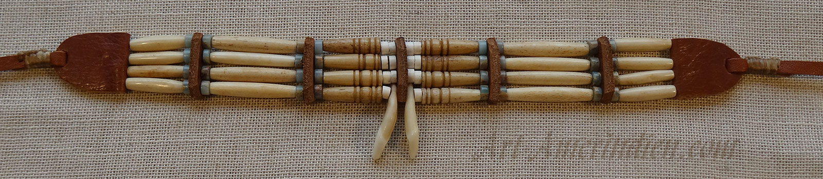 Collier ethnique ras de cou ou choker indien, 4 rangs de tubes en os et perles de pierre bleue, 2 dents de coyote, lacet en cuir.