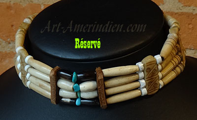 Collier ras de cou de style ethnique, choker indien 4 rangs de perles longues en Os, perles en pierres et perles en turquoises naturelles.