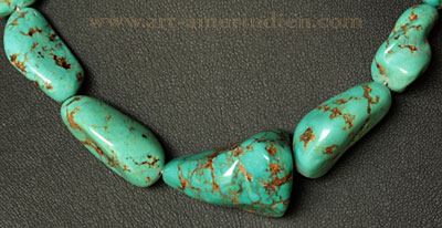 Les perles en gemmes de turquoise de ce collier amérindien ethnique Navajo mesurent de 31 mm à 18mm de long