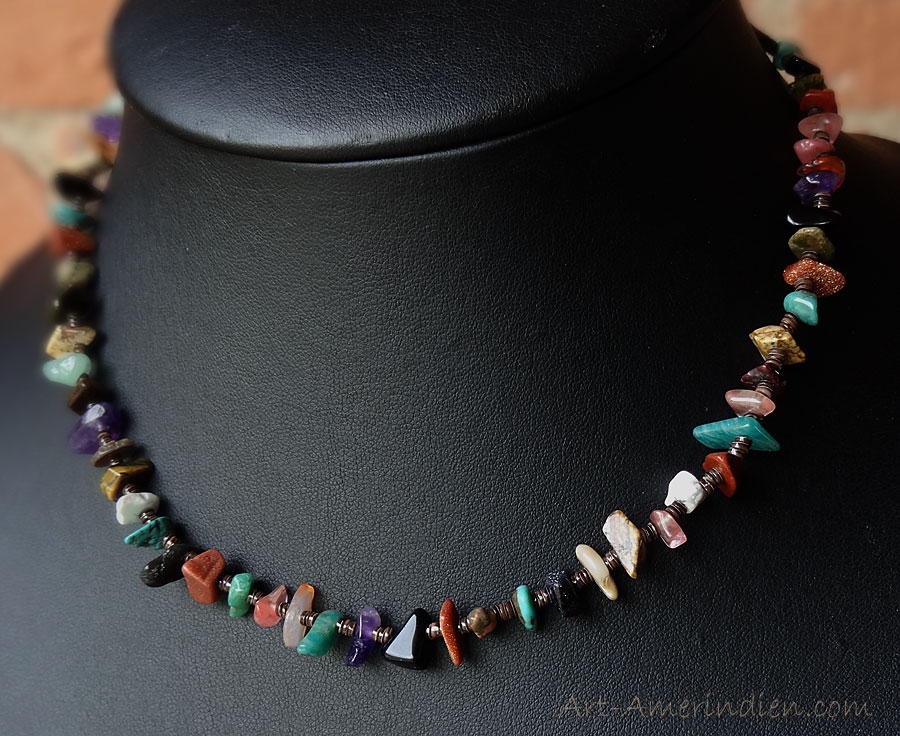 Collier amérindien ethnique Santo Domingo, ras de cou en perles de pierres semi précieuses multicolores