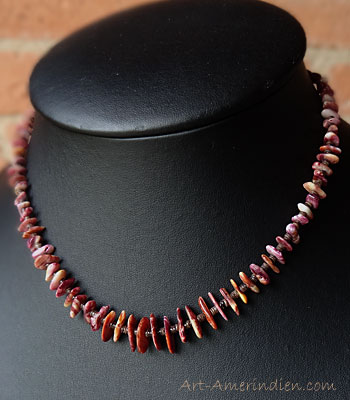 Petit collier ras de cou amérindien ethnique Santo Domingo réalisé en perles de coquillage violettes