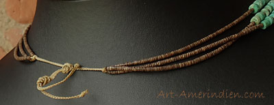 Ce collier long amérindien est constitué de 3 rangs de perles de turquoises montées sur des cordons cirés tressés et noués