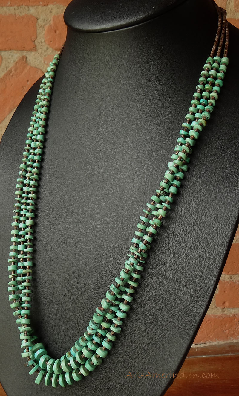 Collier amérindien long ethnique Santo Domingo, 3 rangs de perles de turquoise vertes séparées par des perles de coquillage