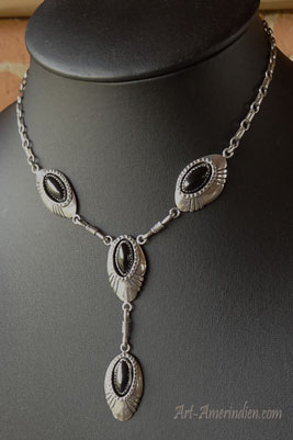 Collier amérindien Navajo en argent et Onyx