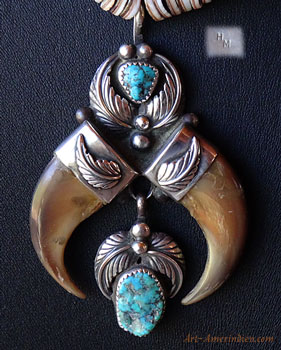 Le pendentif de ce collier Navajo est en argent avec 2 turquoises et 2 griffes d'ours