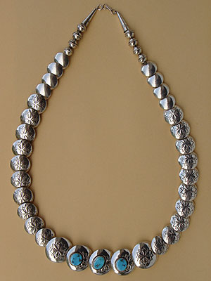 Collier amérindien tribal Navajo, ce bijou ethnique en argent a été fabriqué par un Artiste indien d'Amérique