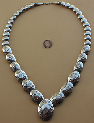 Collier amérindien Navajo en perles d'argent ovales et rondes ornées de symboles amérindiens