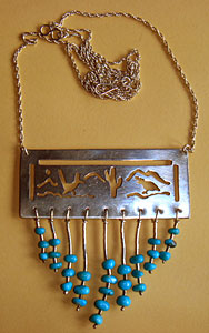 Collier amérindien Navajo, plaque en argent sterling 0.925 découpée de symboles indiens Navajos ornée de perles en turquoises