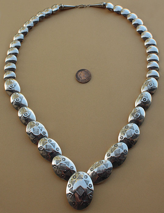 Collier Amérindien ethnique Navajo réalisé avec des grosses perles creuses en argent ornées de motifs tribaux Indiens