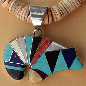 Le pendentif ours fétiche de ce collier amérindien Zuni est signé NF par l'artiste Zuni qui l'a fabriqué.