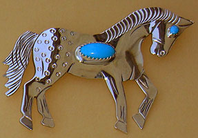 Ce pendentif navajo est un bijou amérindien authentique orné d'une turquoise.