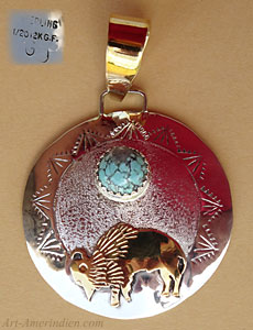 Pendentif Navajo en argent orné d'un bison doré et d'une turquoise