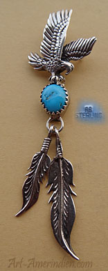 Pendentif Navajo Aigle avec Plumes d'Aigle en argent orné d'une turquoise