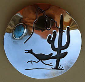 Broche et pendentif amérindien Navajo en argent, bijou amérindien représentant une scène de désert, coyote, cactus, canyon De Chelly